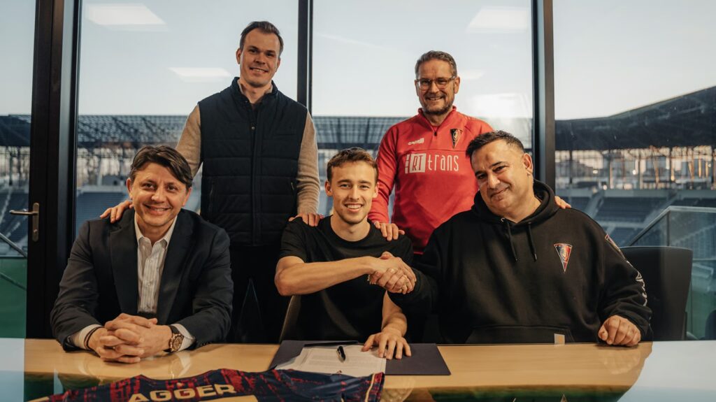 Mads Agger med blandt andre Thomas Thomasberg i baggrunden.
