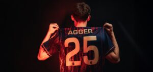 Mads Agger med ryggen til iklædt en Pogon Szczecin-trøje med rygnummer 25.