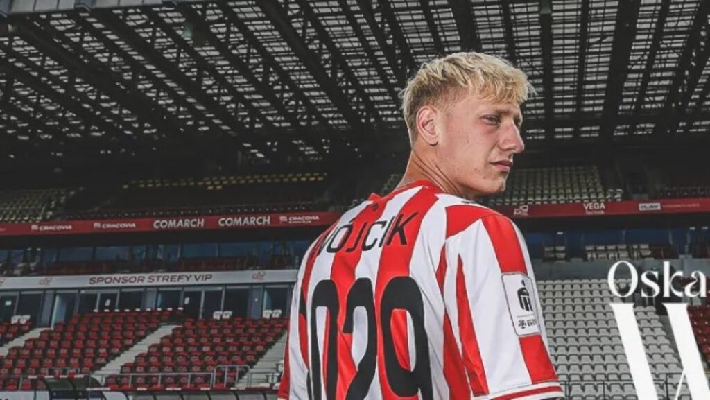 Oskar Wójcik poserer for sin klub.