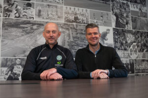 Ralf Pedersen og Mads Agesen sidder sammen ved et bord.