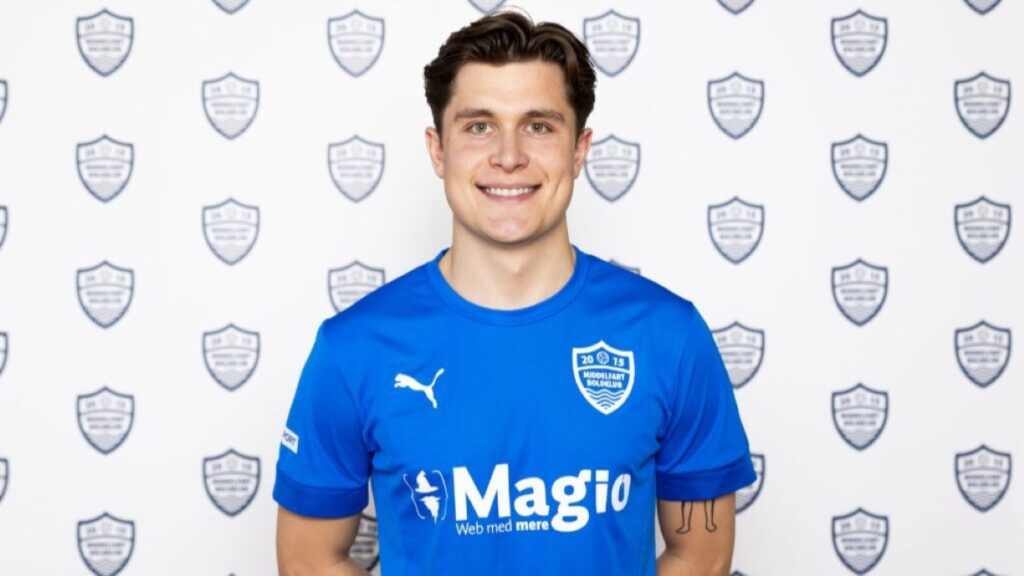 Valdemar Kwasniak står med en Middelfart-trøje.