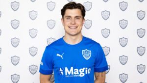 Valdemar Kwasniak står med en Middelfart-trøje.