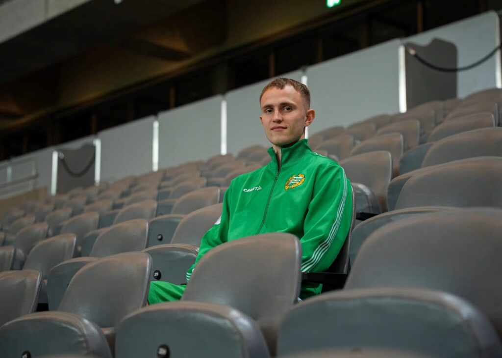 Victor Lind sidder på tribunen i Hammarby