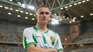 Victor Lind med armene over kors i Hammarby-trikot