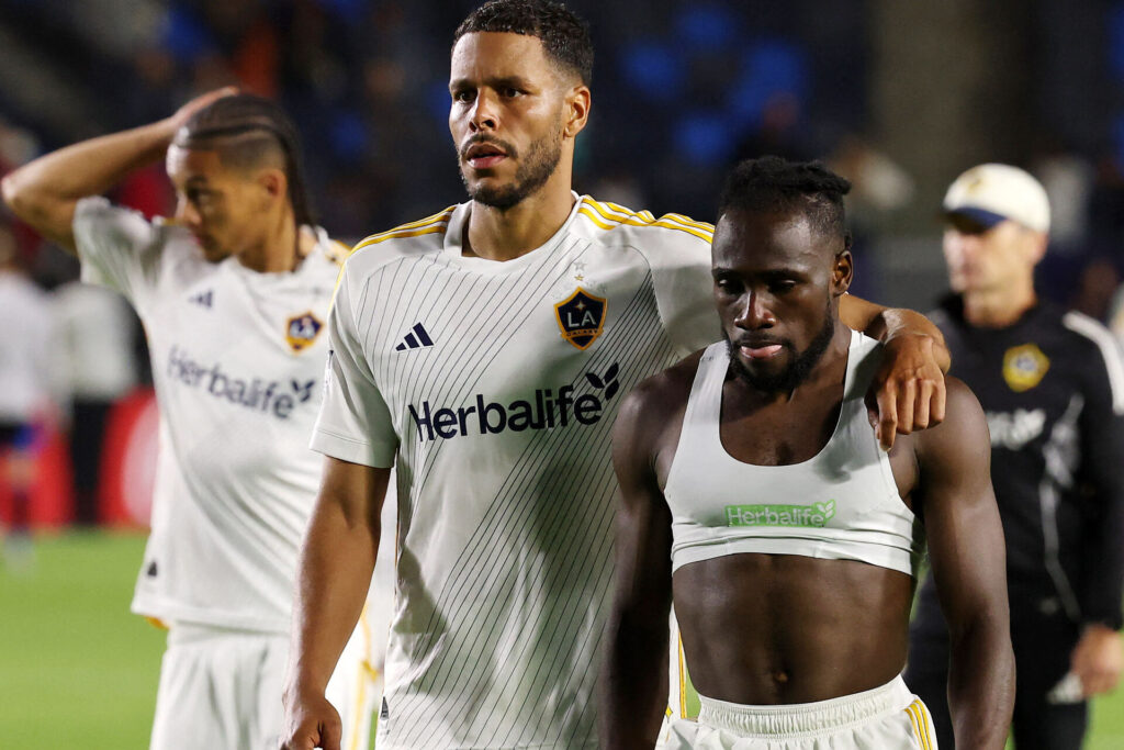 Zanka med armen om en holdkammerat