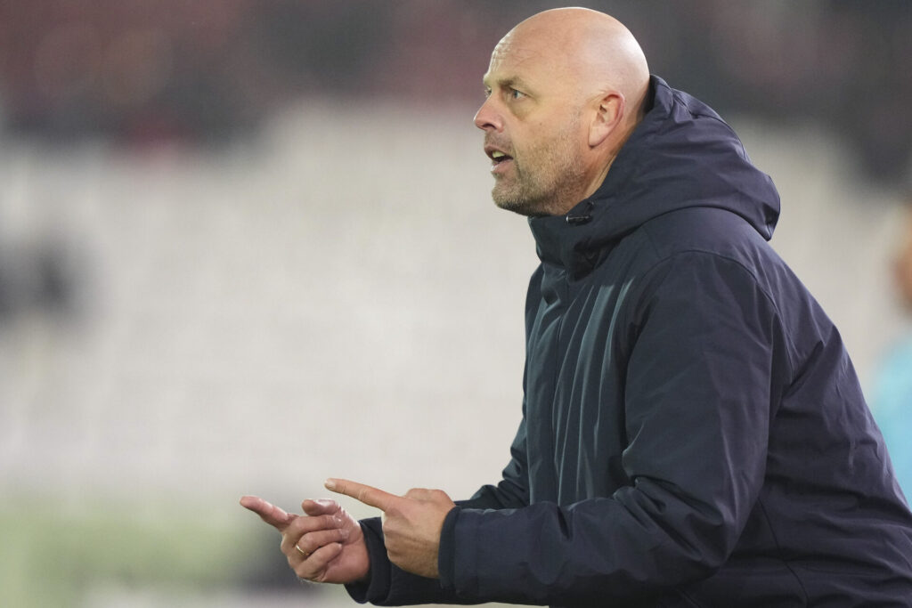 Claus Nørgaard dirigerer sine spillere