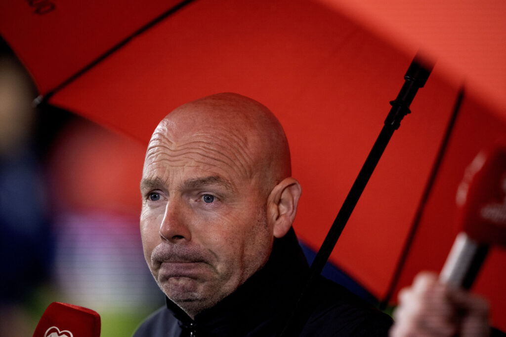 Brian Riemer under paraply.