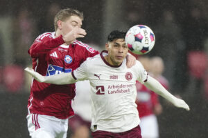 Dario Osorio i duel med Silkeborgs Andreas Poulsen