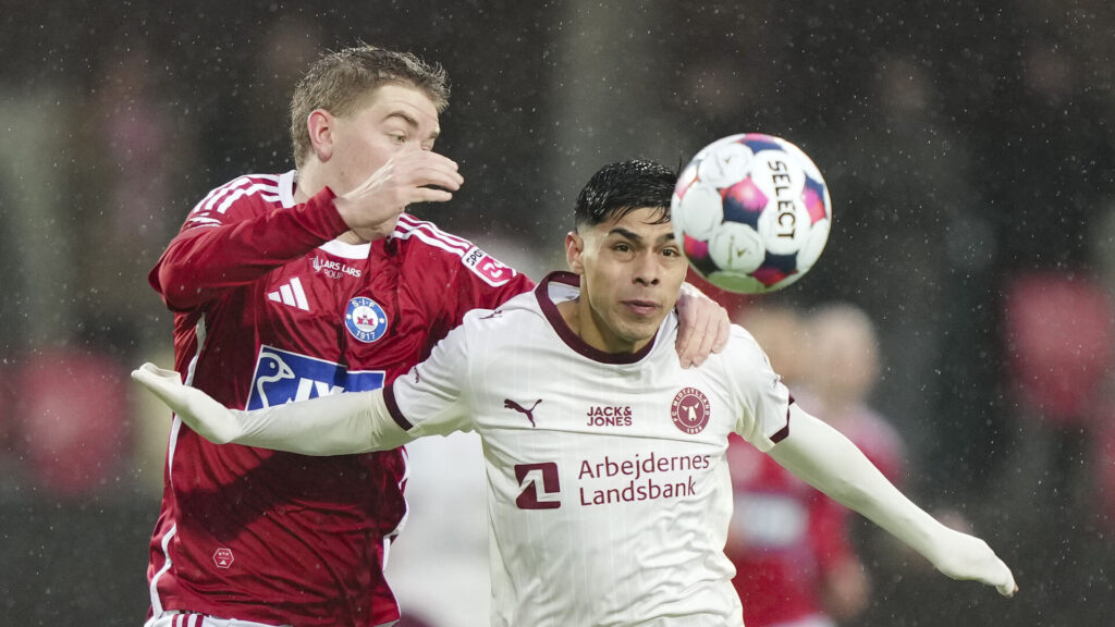 SIF's Andreas Poulsen i duel med FCM's Dario Osorio