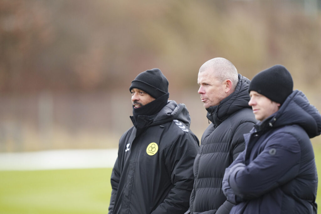 David Nielsen og Esben Hansen står sammen på sidelinjen til AC Horsens-træning.