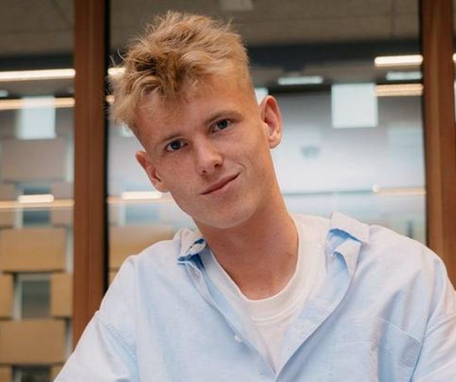 Tobias Lund Jensen underskriver kontrakt