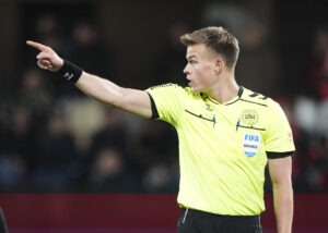 Jacob Karlsen peger med sin arm