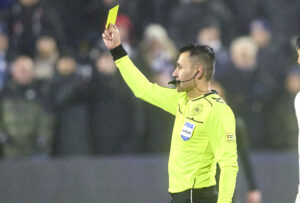 Sandi Putros stanger et gult kort ud