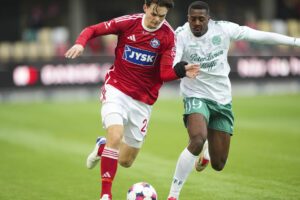 Priesborg Madsen i aktion om bolden mod en Viborg-spiller.