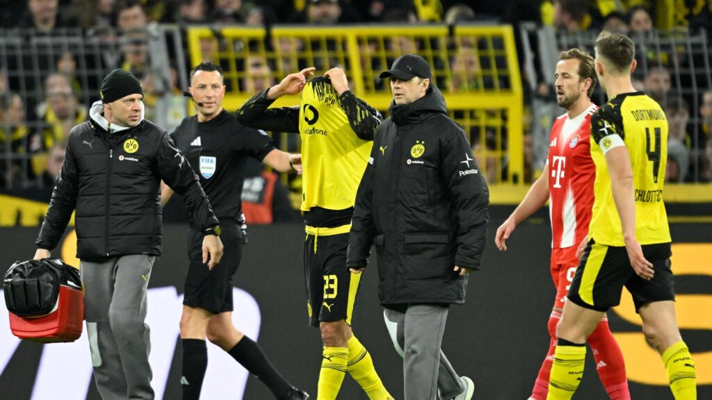 Emre Can løfter trøjen op over hovedet mod Bayern