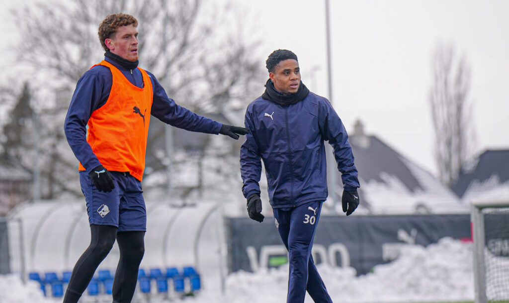 Thibault Klidjé lurer bag en forsvarer