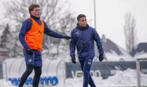 Thibault Klidjé lurer bag en forsvarer