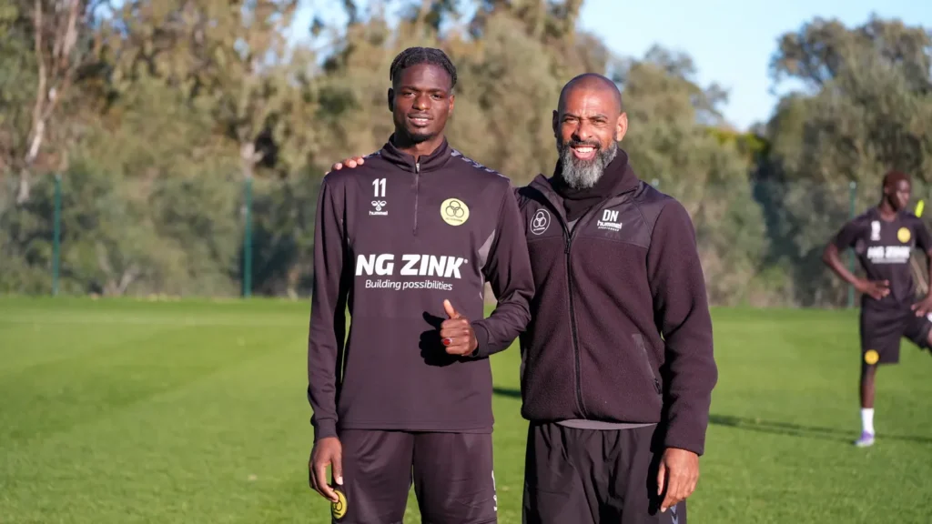 Mouhamadou Mansour Samb giver en tommel op, mens David Nielsen har armen om ham.