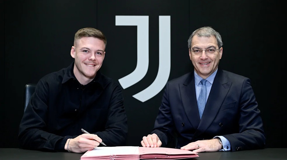 Emil Holm skriver under med Juventus