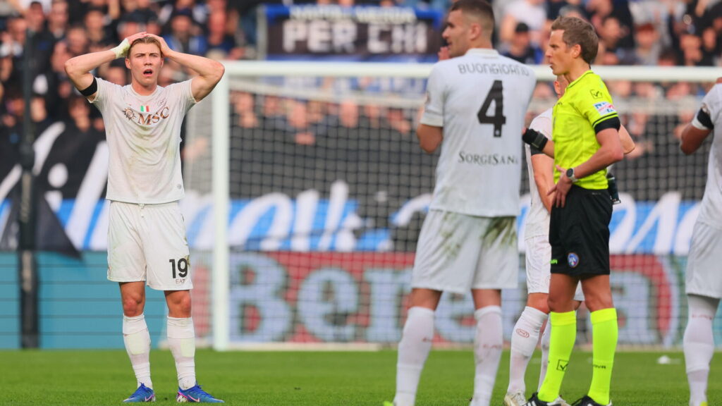 Rasmus Højlund tager sig til hovedet.