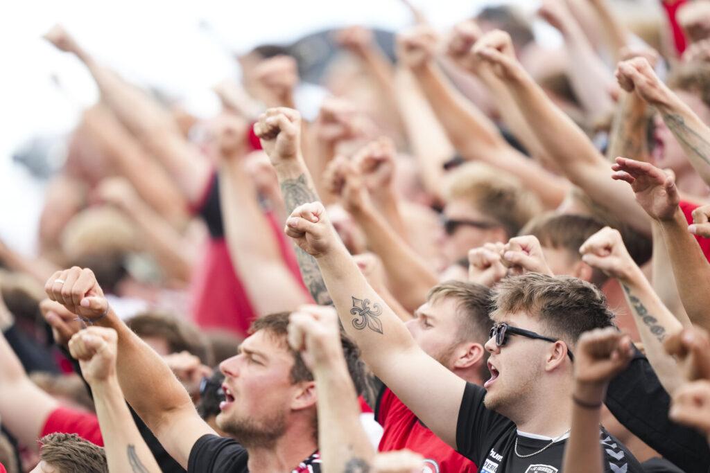 Superligaen i fodbold er voldsom populær