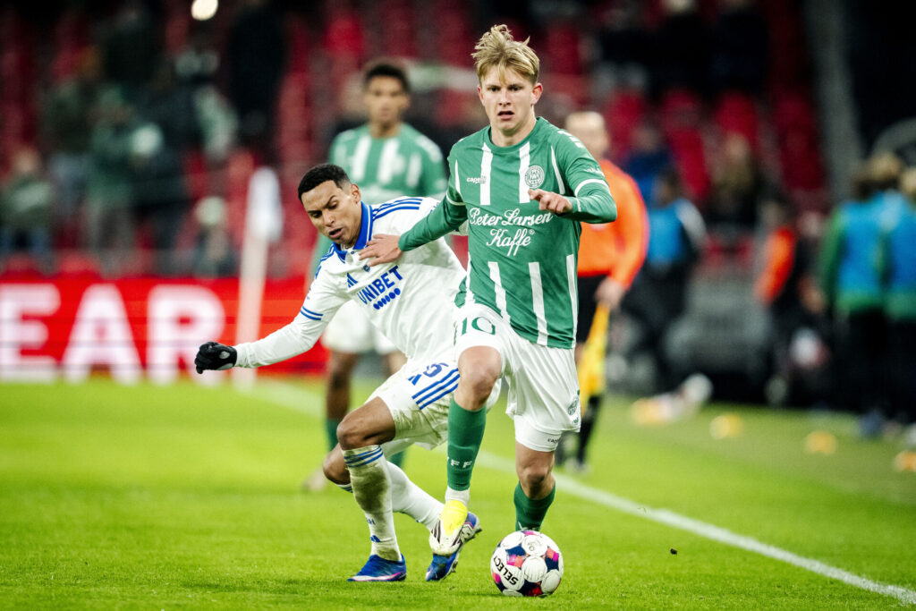 Thomas Jørgensen i duel med Marcos López i Parken.