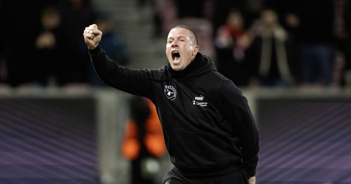 FCM-træner i sneknibe: Fik hjælp af AGF-fans Foto: Bo Amstrup/Ritzau Scanpix