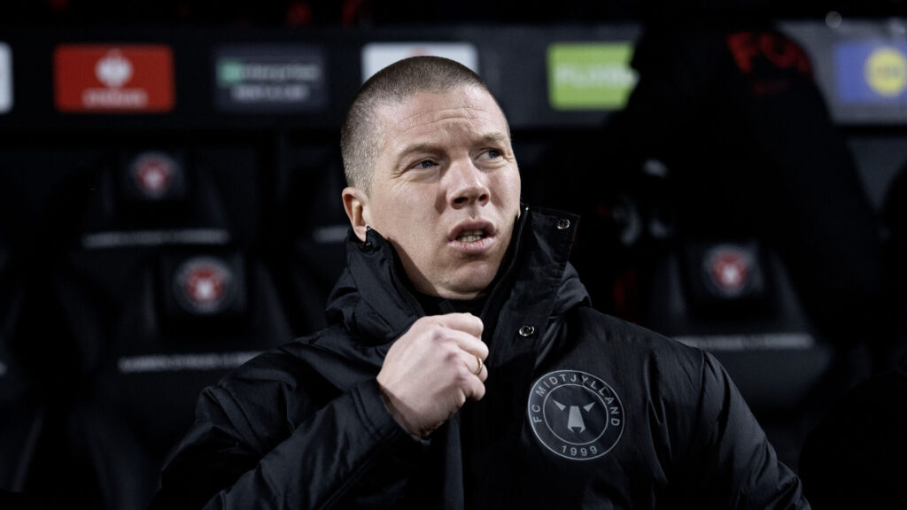 FC Midtjyllands Mike Tullberg har en stor jakke på