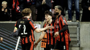 Philip Billing fejrer FCM-scoring med Mads Bech og Mikel Gogorza.