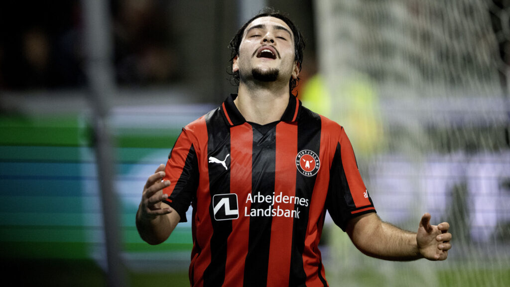 FC MIdtjyllands Aral Simsir slår ud med armene.