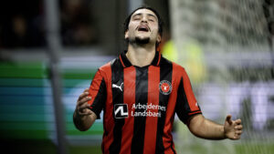 FC MIdtjyllands Aral Simsir slår ud med armene.