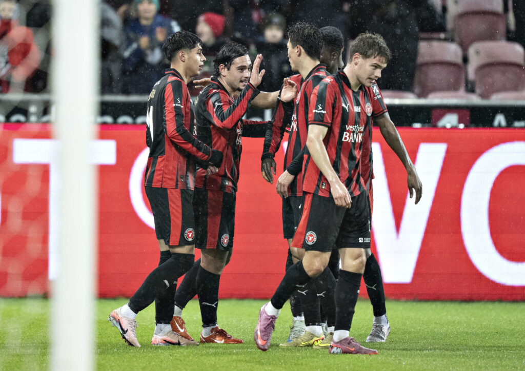FC Midtjylland-spillerne jubler efter en Aral Simsir-scoring