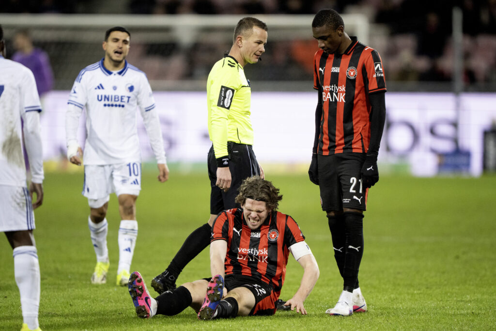 Mads Bech Sørensen i græsset efter sin skade under kampen mod FC København.