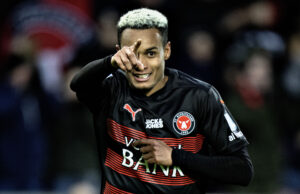 Paulinho jubler efter en scoring.