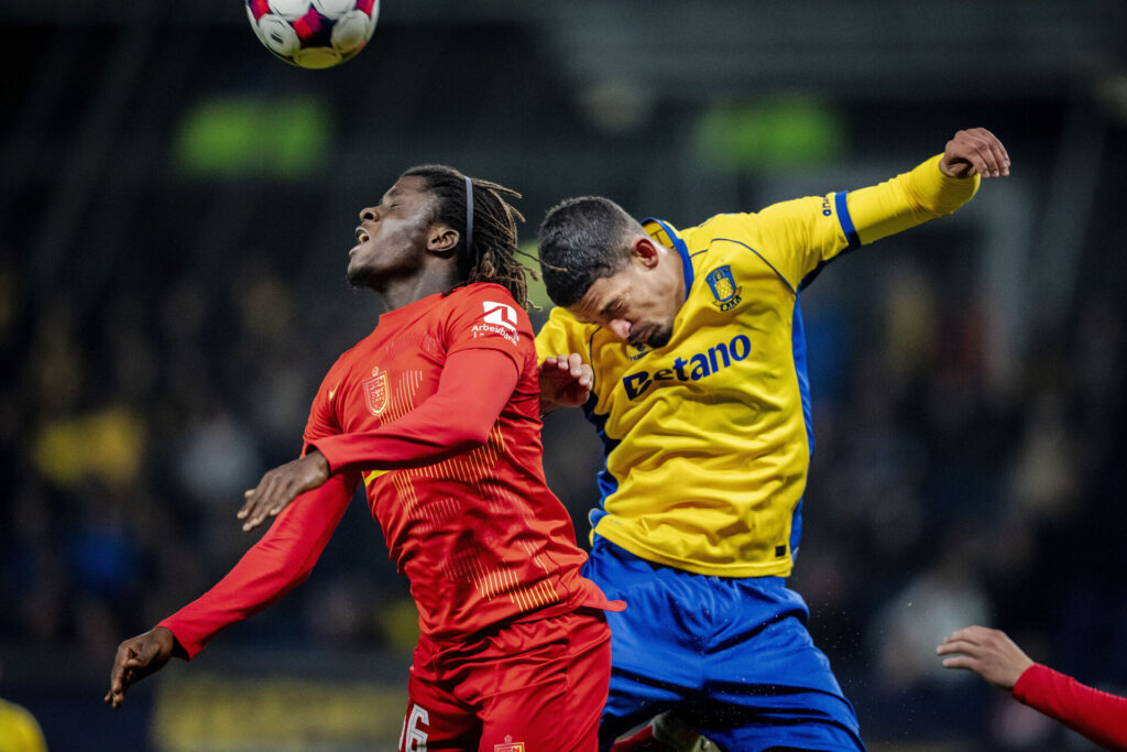 Caleb Yirenkyi i en hovedstødsduel med Brøndby IF's Frederik Alves.