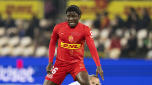 FC Nordsjællands Caleb Yirenkyi i duel med OB's Fiete Arp