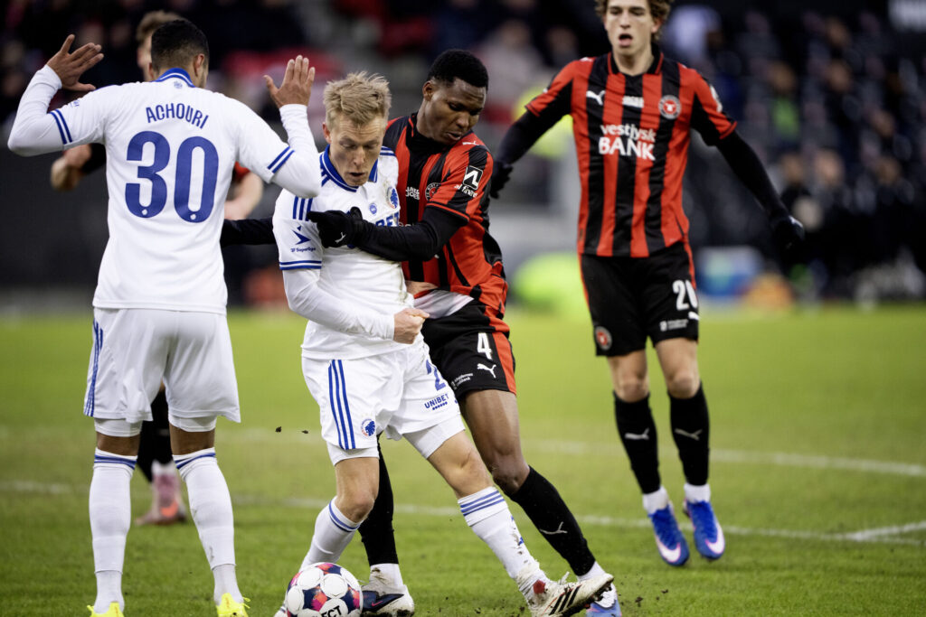 Kamp om bolden under opgøret mellem FC Midtjylland og FC København.