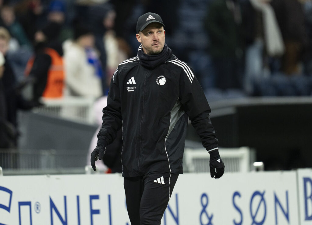 Jacob Neestrup på sidelinjen under en FCK-kamp.