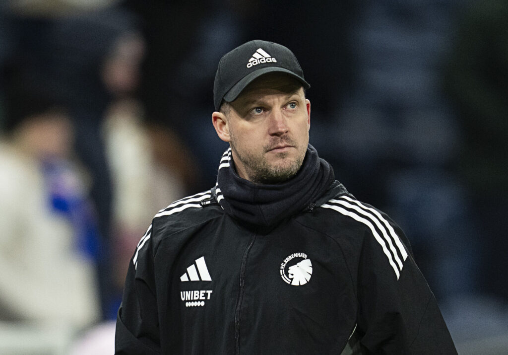 Neestrup med kasket på kigger op i luften