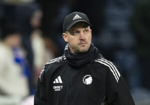 Neestrup med kasket på kigger op i luften