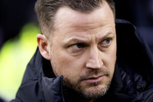 Jacob Neestrup kigger til højre