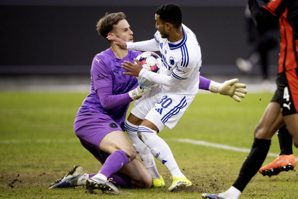 Elias Olafsson i færd med at redde en bold.
