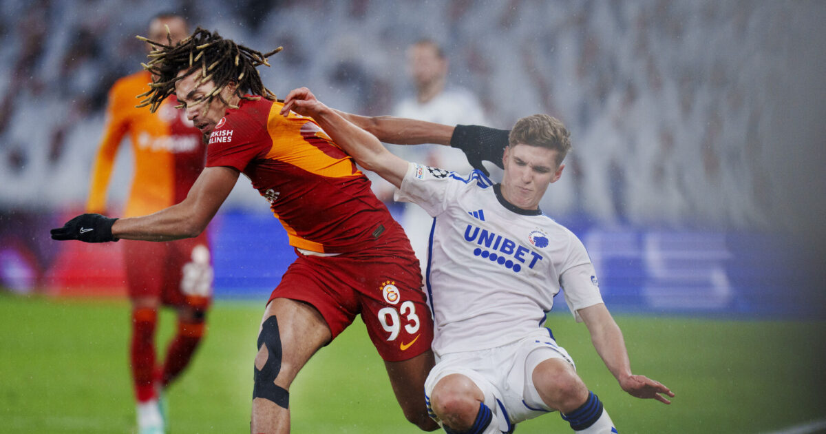 Pas på, Jelert: Bayern sender back til Galatasaray Elias Jelert i duel mod Sacha Boey under en Champions League-kamp mellem FC København og Galatasaray. 
Foto: Liselotte Sabroe/Ritzau Scanpix