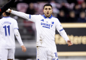 FCK-siller peger til højre