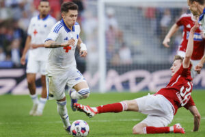 Rodrigo Huescas løber med bolden