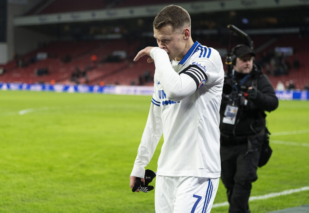 Viktor Claesson på vej fra banen i Parken.