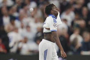 Yoram Zague med en FCK-trøje i munden.