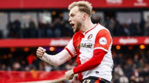 Feyenoords Casper Tengstedt fejrer sin scoring imod Go Ahead Eagles