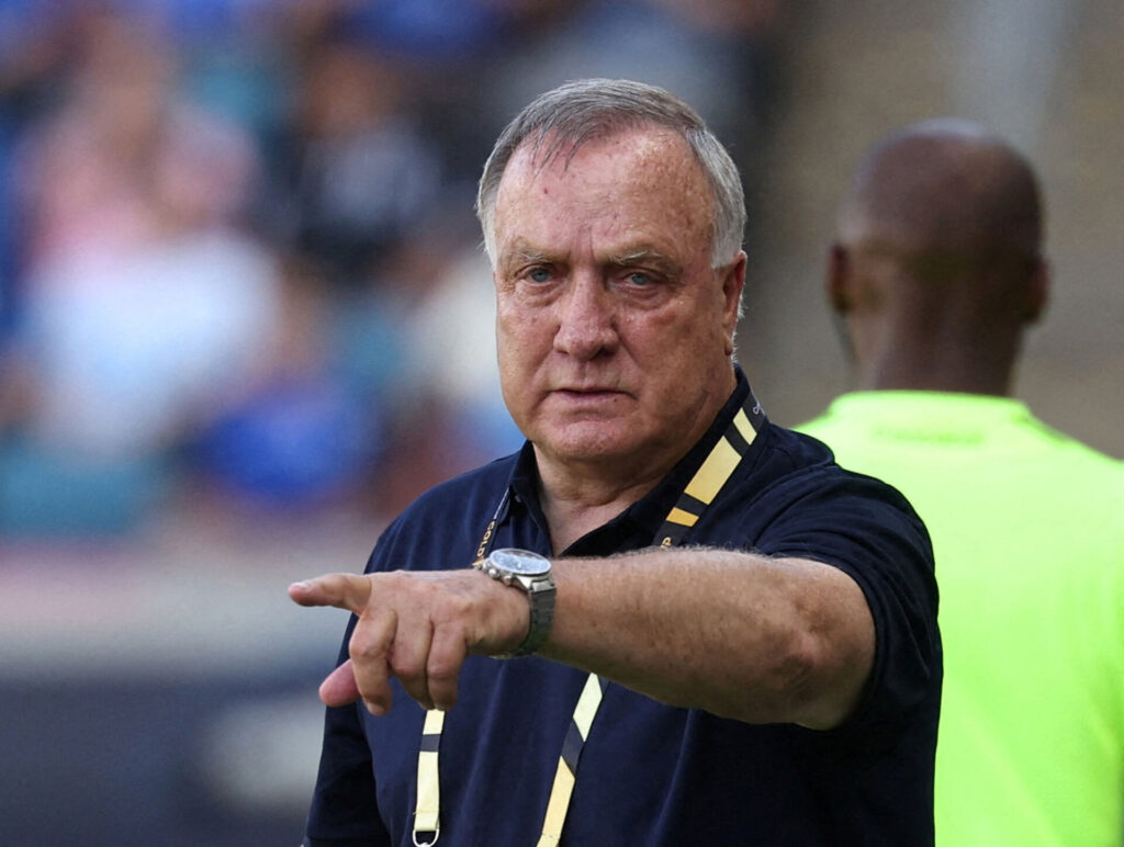 Dick Advocaat peger ud mod banen.