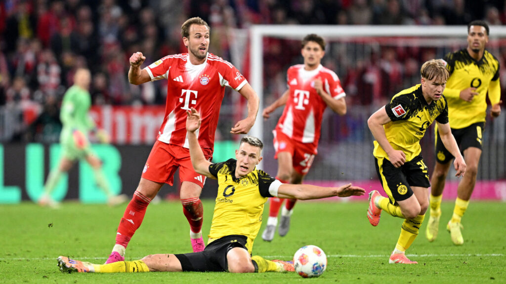 Nico Schlotterbeck laver en tackling mod Bayern München